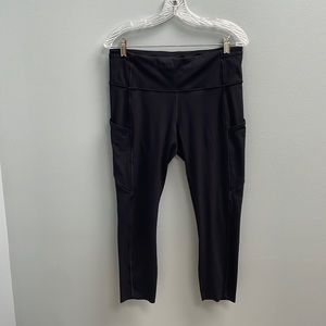 • LULULEMON CROPPED YOGA PANTS •